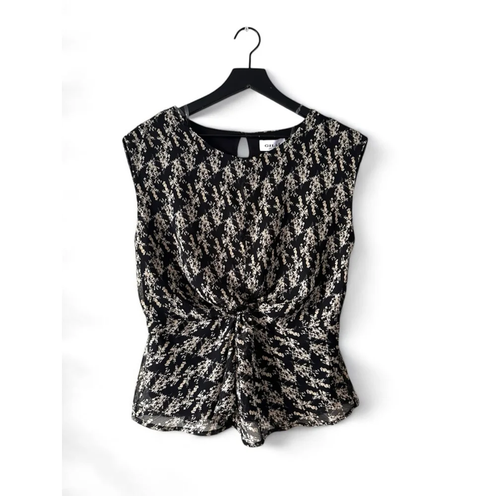 Gilli Black Cream Twist Front Blouse Top | Holiday Party | Size S